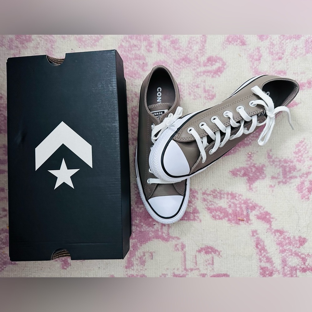 Converse Low Top leather Sneakers in Taupe and White